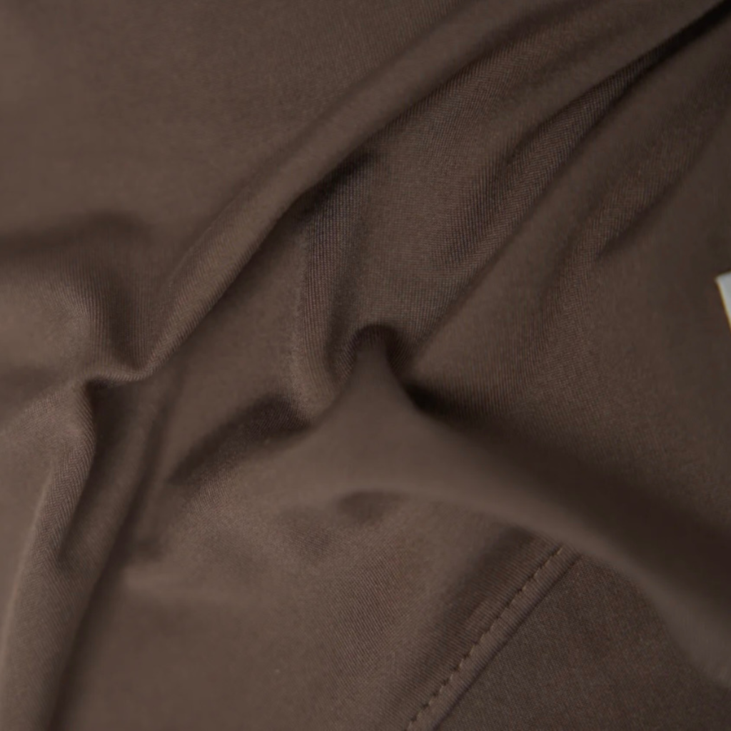 Gros plan sur la matière fluide de L'Étole ESMIA en coloris Argile, hijab taupe