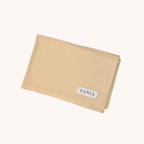 L'Étole ESMIA coloris Aurore, hijab beige nude plié à plat pour l'Esmienne, étiquette tissée ESMIA