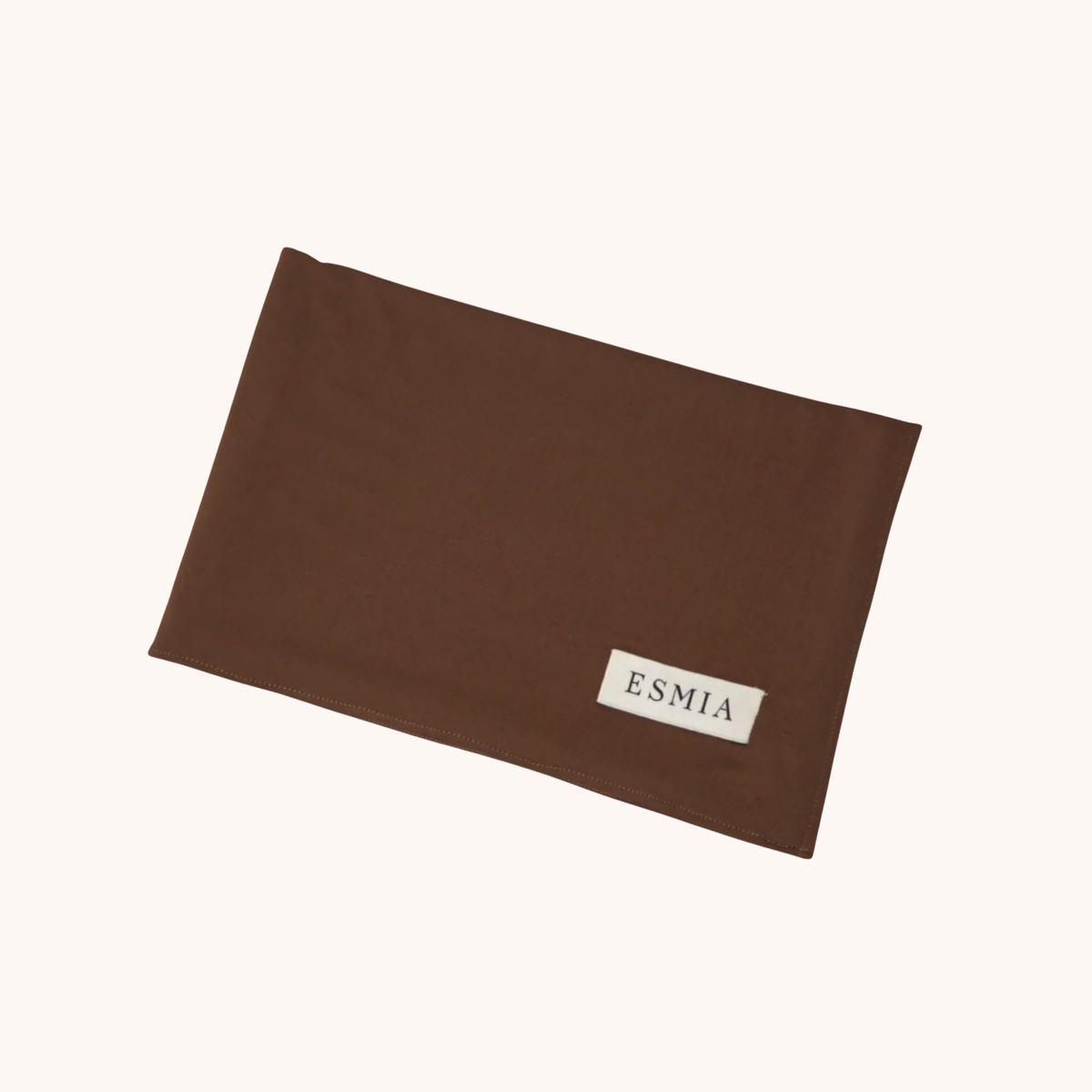 L'Étole ESMIA coloris Cacao, hijab brun plié à plat pour l'Esmienne, étiquette tissée ESMIA