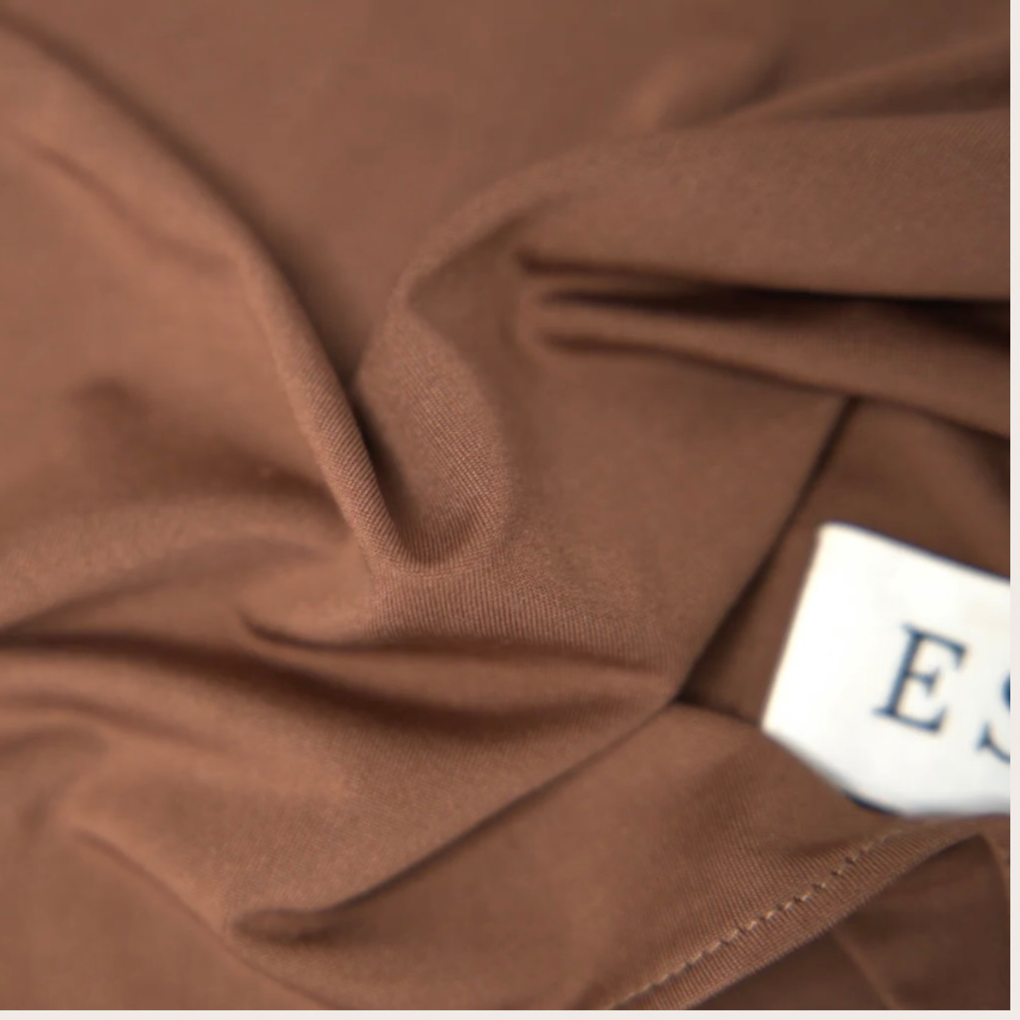 Gros plan sur la matière fluide de L'Étole ESMIA en coloris Cacao, hijab brun