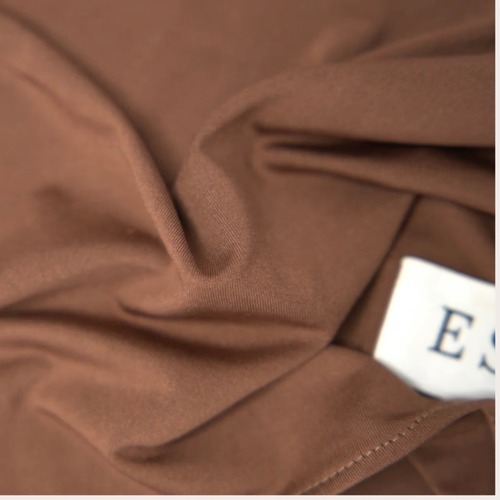 Gros plan sur la matière fluide de L'Étole ESMIA en coloris Cacao, hijab brun