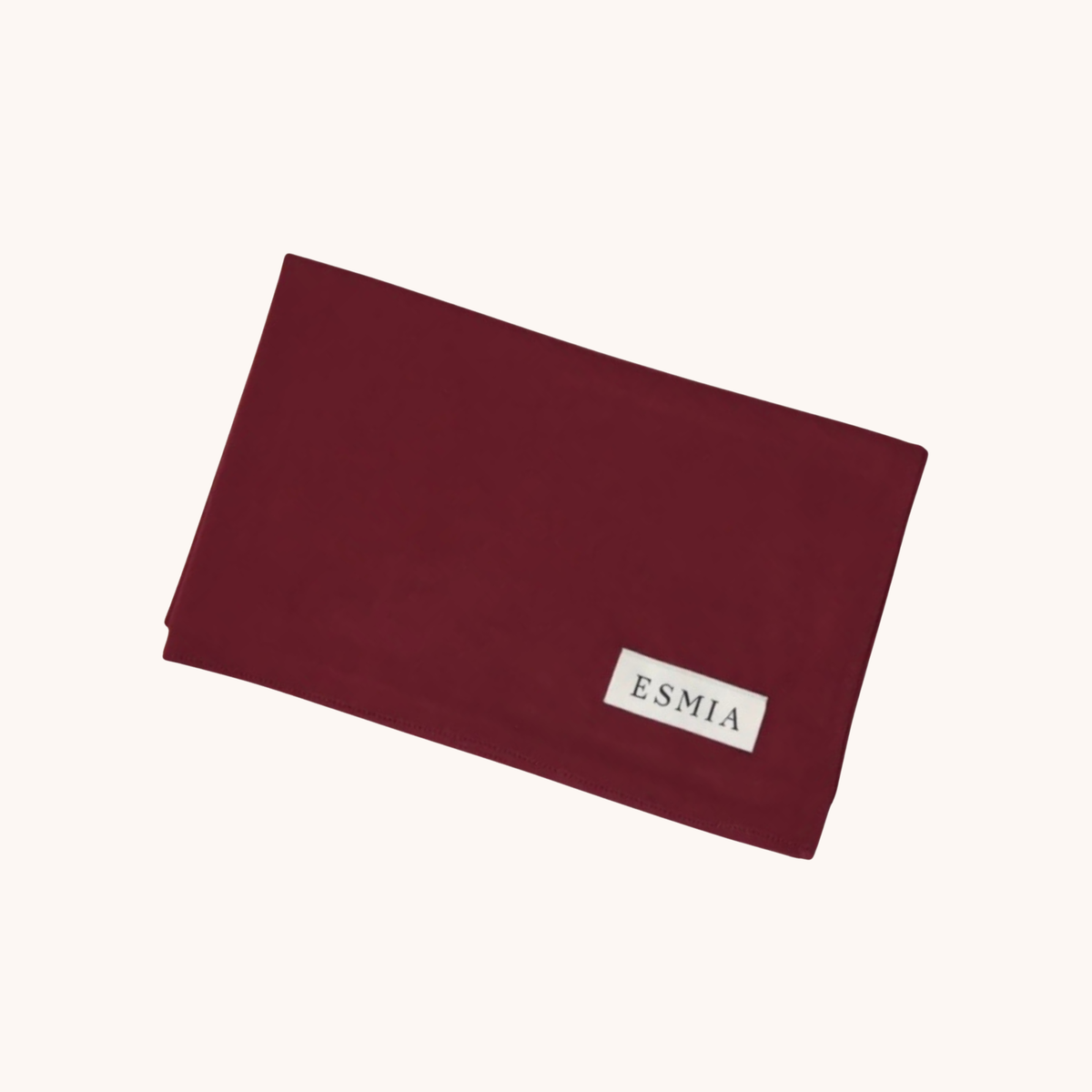 L'Étole ESMIA coloris Grenat, hijab bordeaux plié à plat pour l'Esmienne, étiquette tissée ESMIA