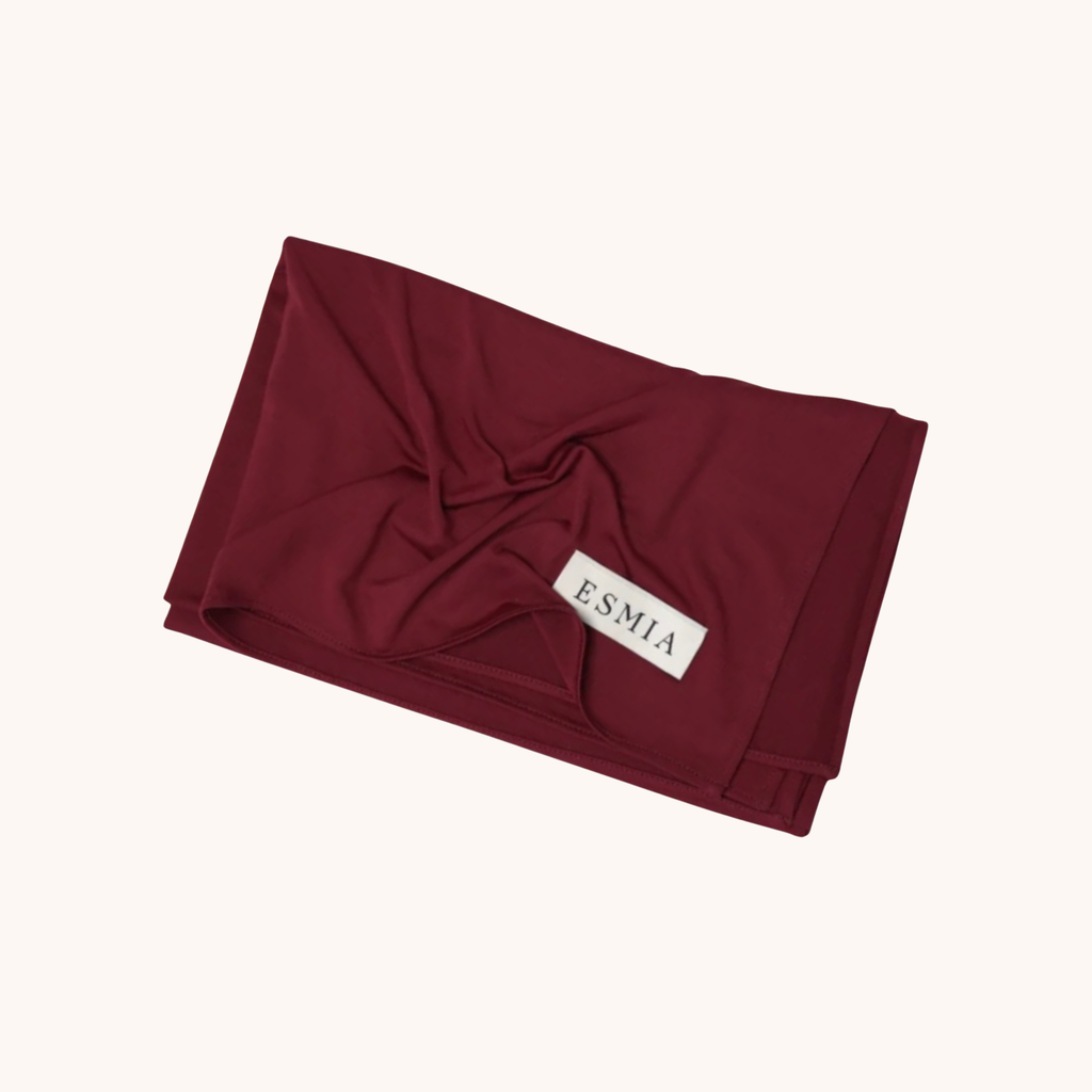 L'Étole ESMIA coloris Grenat, hijab bordeaux présenté plié et drapé, étiquette ESMIA