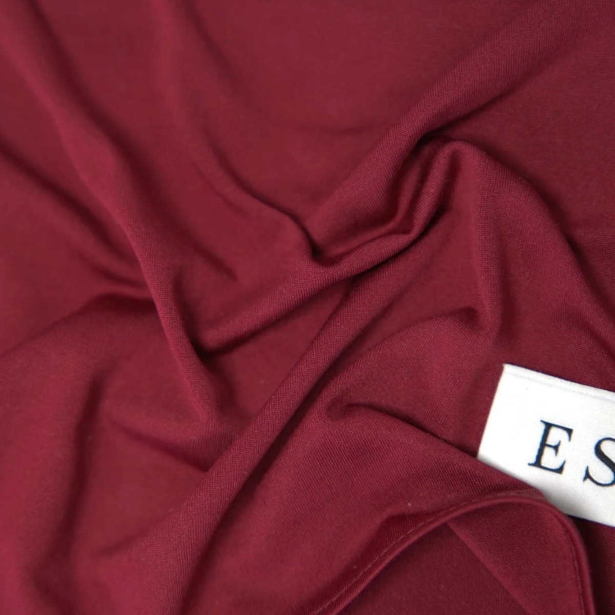 Gros plan sur la matière fluide de L'Étole ESMIA en coloris Grenat, hijab bordeaux