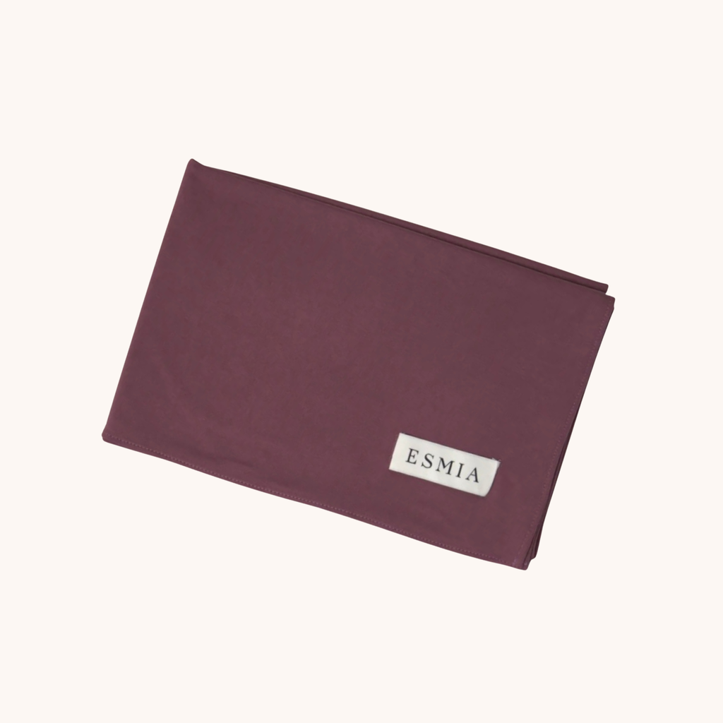 L'Étole ESMIA coloris Iris, hijab mauve plié à plat pour l'Esmienne, étiquette tissée ESMIA