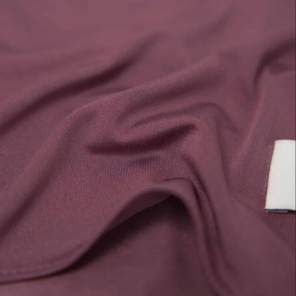 Gros plan sur la matière fluide de L'Étole ESMIA en coloris Iris, hijab mauve