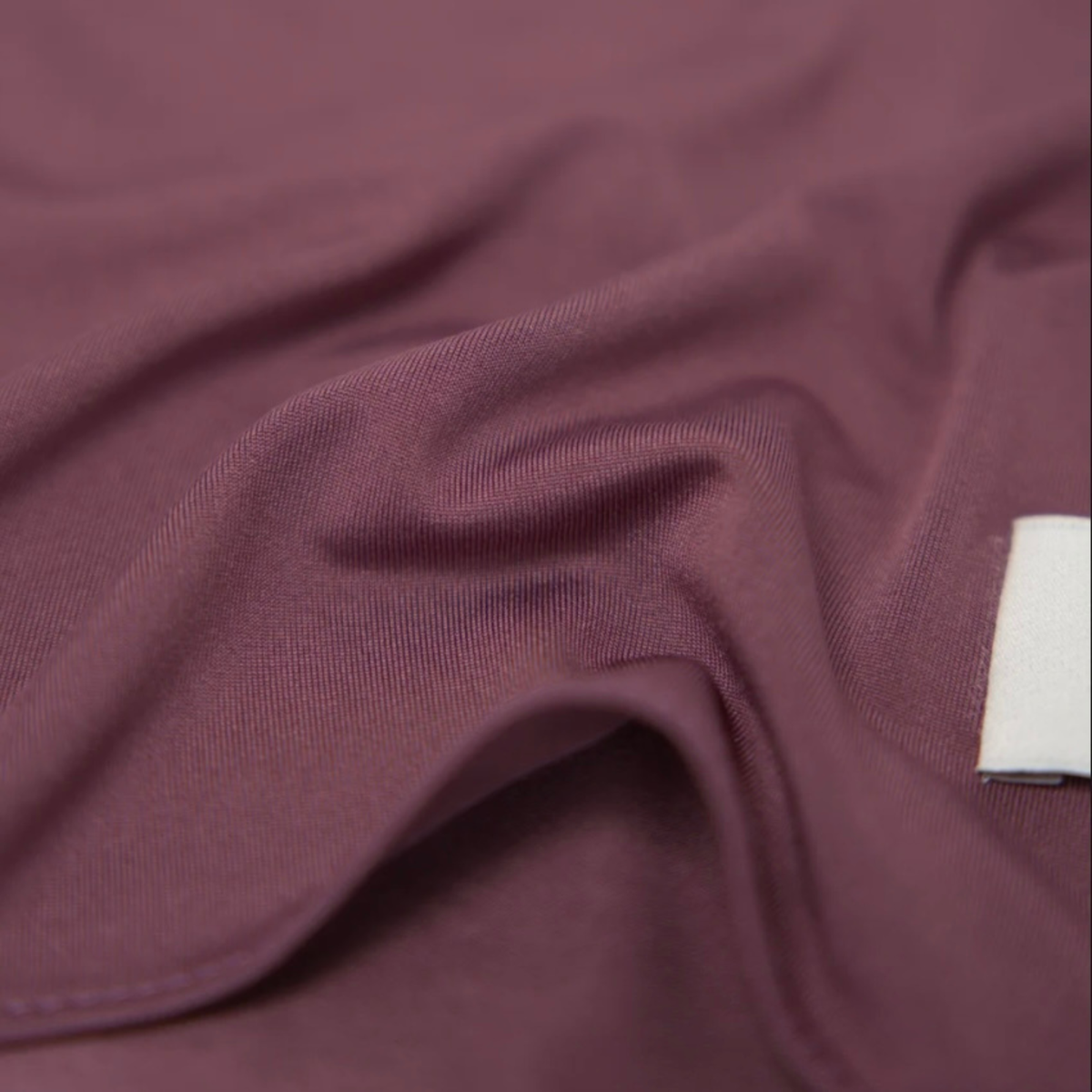 Gros plan sur la matière fluide de L'Étole ESMIA en coloris Iris, hijab mauve