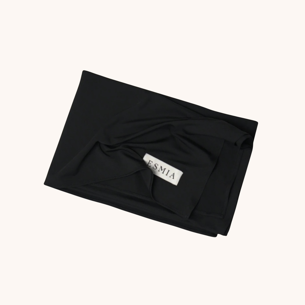 L'Étole ESMIA coloris Jais, hijab noir présenté plié et drapé, étiquette ESMIA
