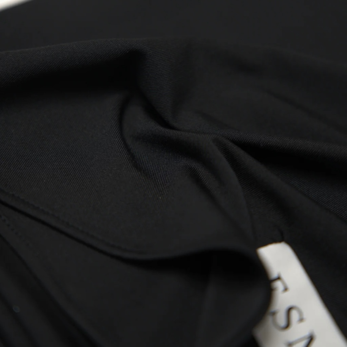 Gros plan sur la matière fluide de L'Étole ESMIA en coloris Jais, hijab noir