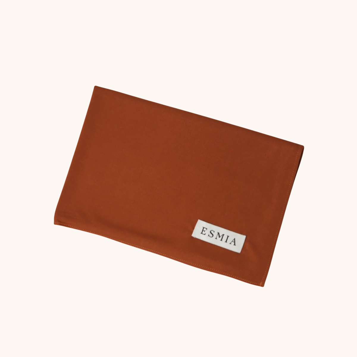 L'Étole ESMIA coloris Sienne, hijab terracotta plié à plat pour l'Esmienne, étiquette tissée ESMIA