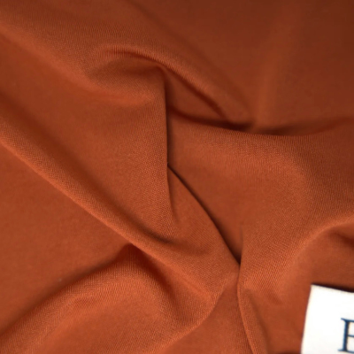 Gros plan sur la matière fluide de L'Étole ESMIA en coloris Sienne, hijab terracotta