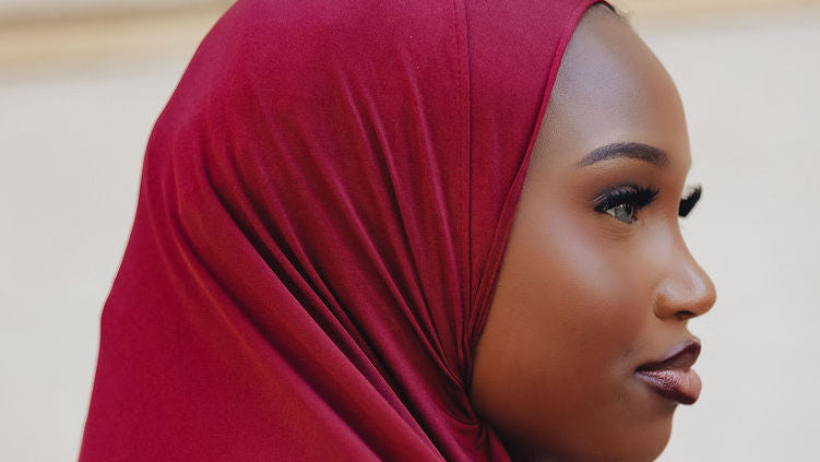 femme porte étole ESMIA en bordeau HIJAB 